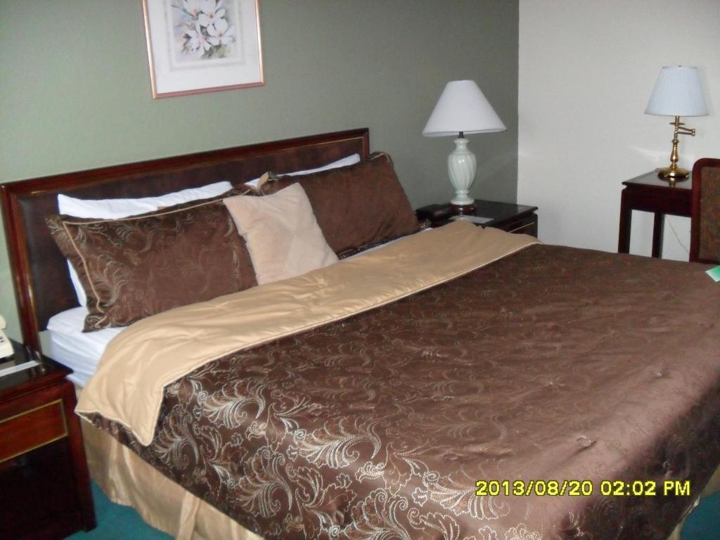 Bicentennial Inn Buckhannon Room photo